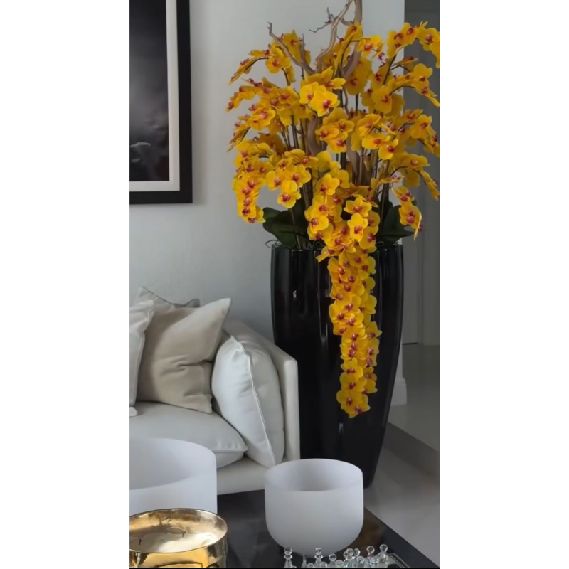 Vaso San Jose em preto brilhante com orquídeas amarelas em cascata